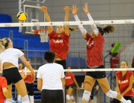 TÚL AZ ELSŐ EDZŐMECCSEN  –  FORMÁLÓDÓ CSAPATTAL