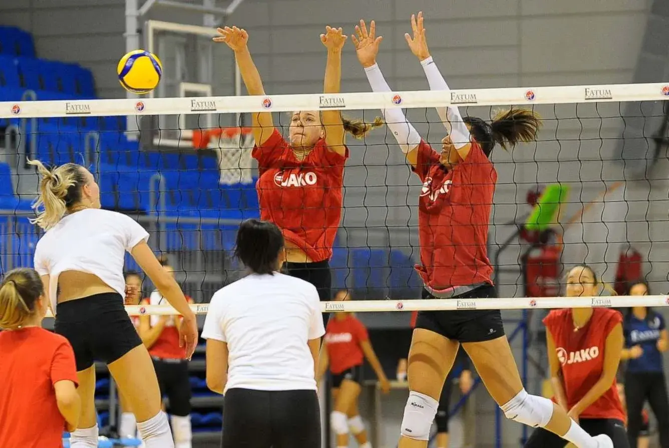 TÚL AZ ELSŐ EDZŐMECCSEN  –  FORMÁLÓDÓ CSAPATTAL