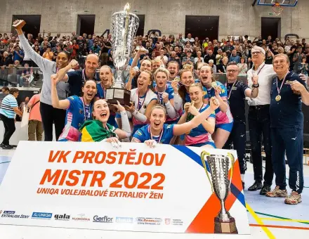 A CSEH BAJNOK IS ÉRKEZHET