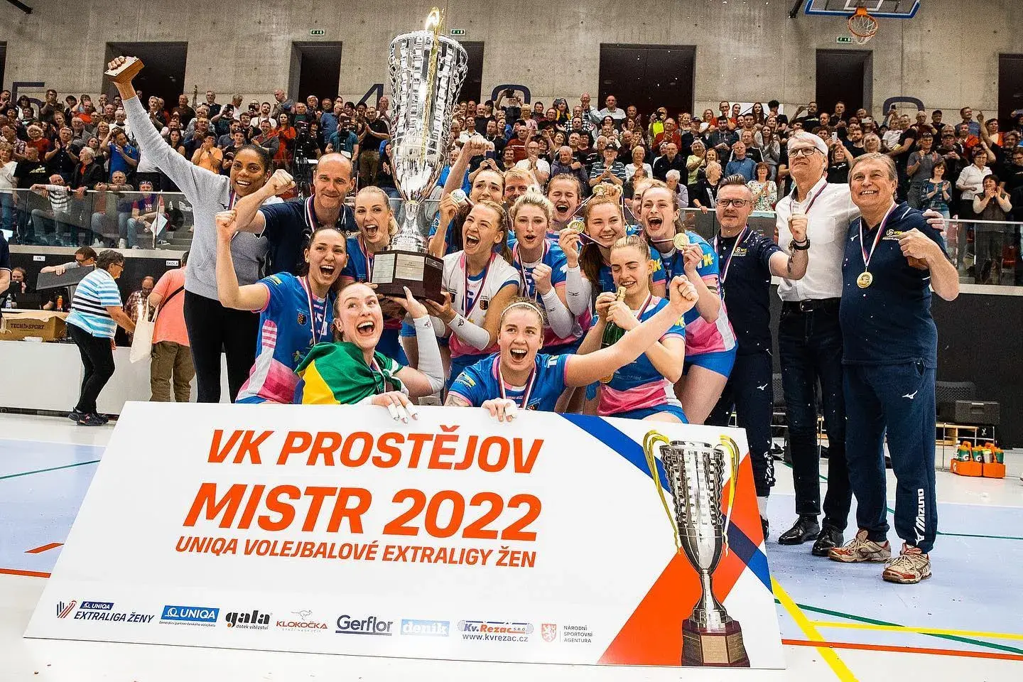 A CSEH BAJNOK IS ÉRKEZHET