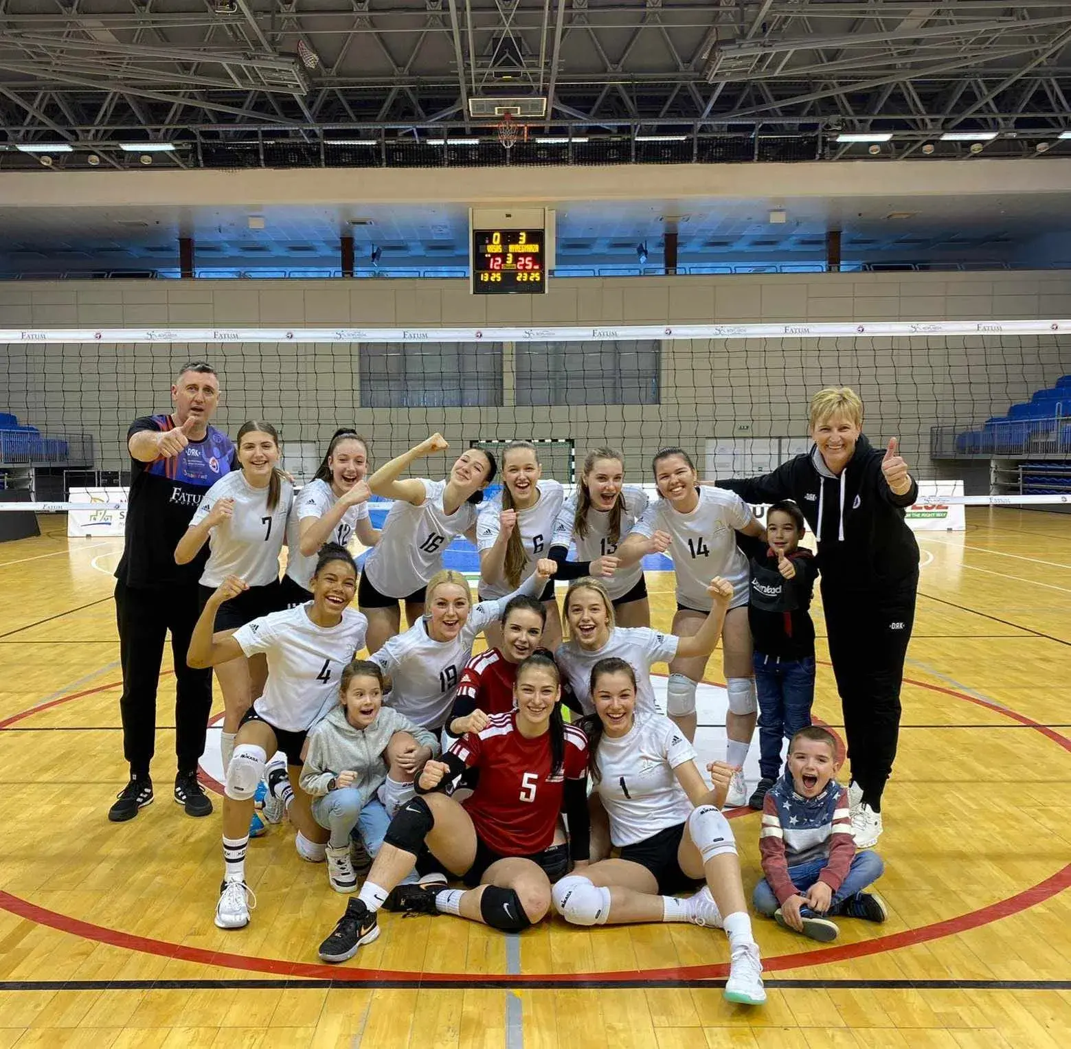 SZERETNÉNK ÉREMÉRT JÁTSZANI!