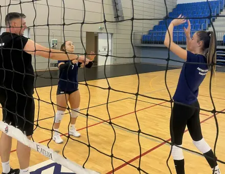 JÖN AZ ELSŐ EDZŐMECCS