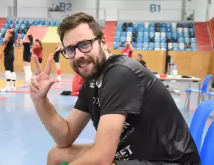 LENGYEL BAJNOK EDZŐ IRÁNYÍTJA A CSAPATOT