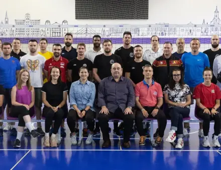 KÉPZÉSEN A STÁBTAGOK