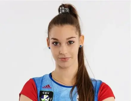 BOGÁR DORINA IS MARAD!